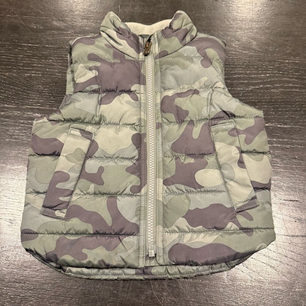 GAP - kids zip up outdoor quilted camouflage Sherpa lined vest 12-18M